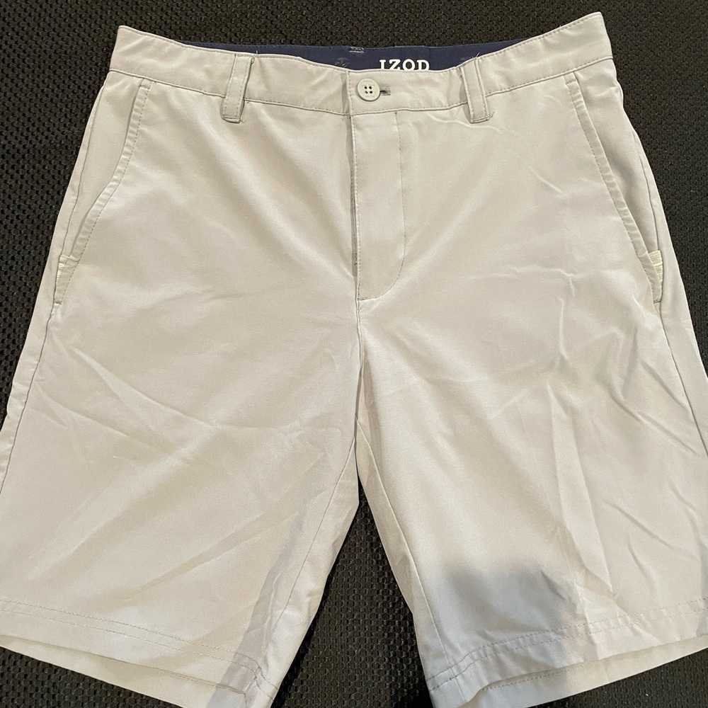 NWOT Izod Golf flat-front, gray shorts. Size 30 waist.